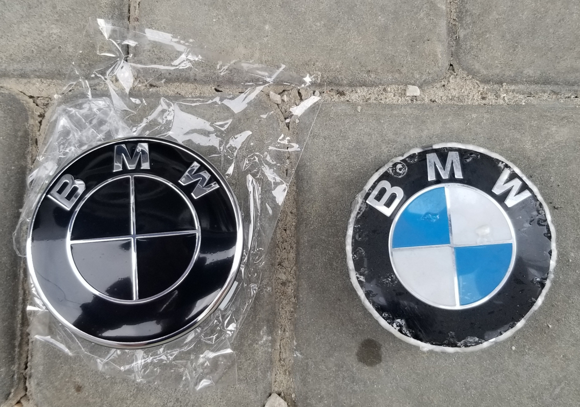 Черный значок BMW