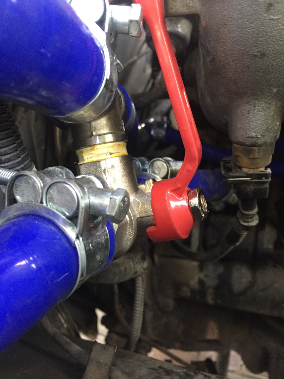 Установка вечного крана с обраткой) — ГАЗ 3110, 2,3 л, 2003 года ...