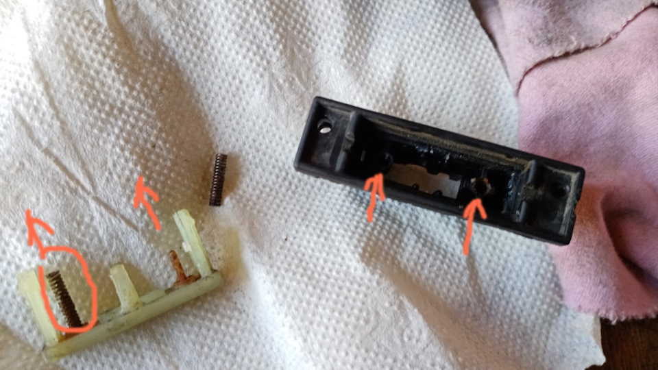 Вот и у меня сломалась кнопка замка багажника. Как она устроена ...