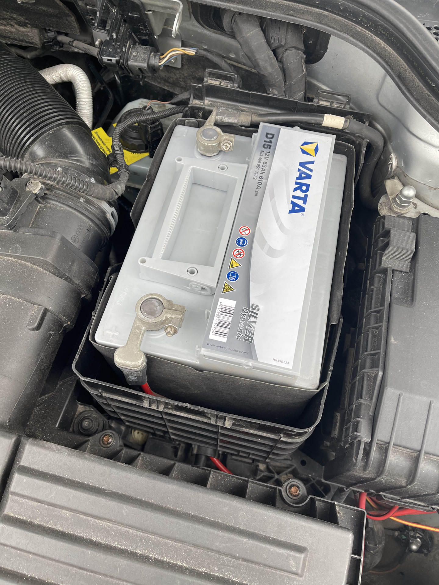 Как снять passat alltrack b8 аккумулятор