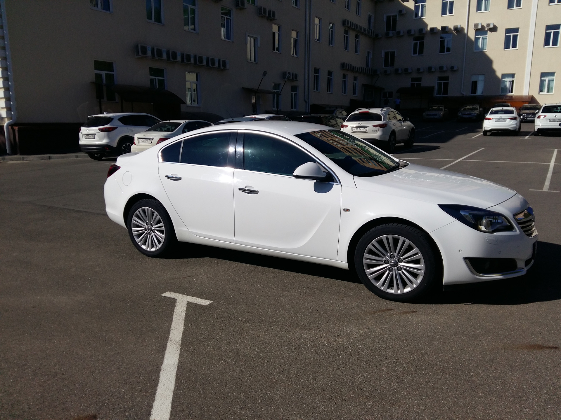 Opel insignia 1.8. Opel Insignia белая. Опель Инсигния 2014 белая. Opel Insignia 2014 1.8 МТ. Opel Insignia белый перламутр.