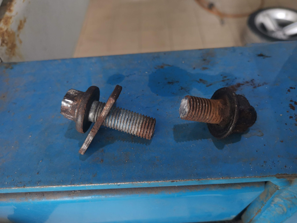 Спилили закисшие болты крепления глушителя — Smart Roadster, 0,7 л ...