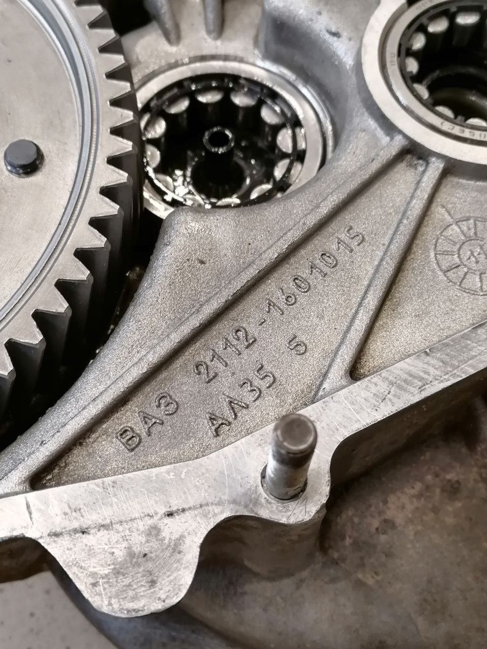 Моя коробка в разборе, видно что выбит номер 2112 — 1601015 — Lada Приора хэтчбек