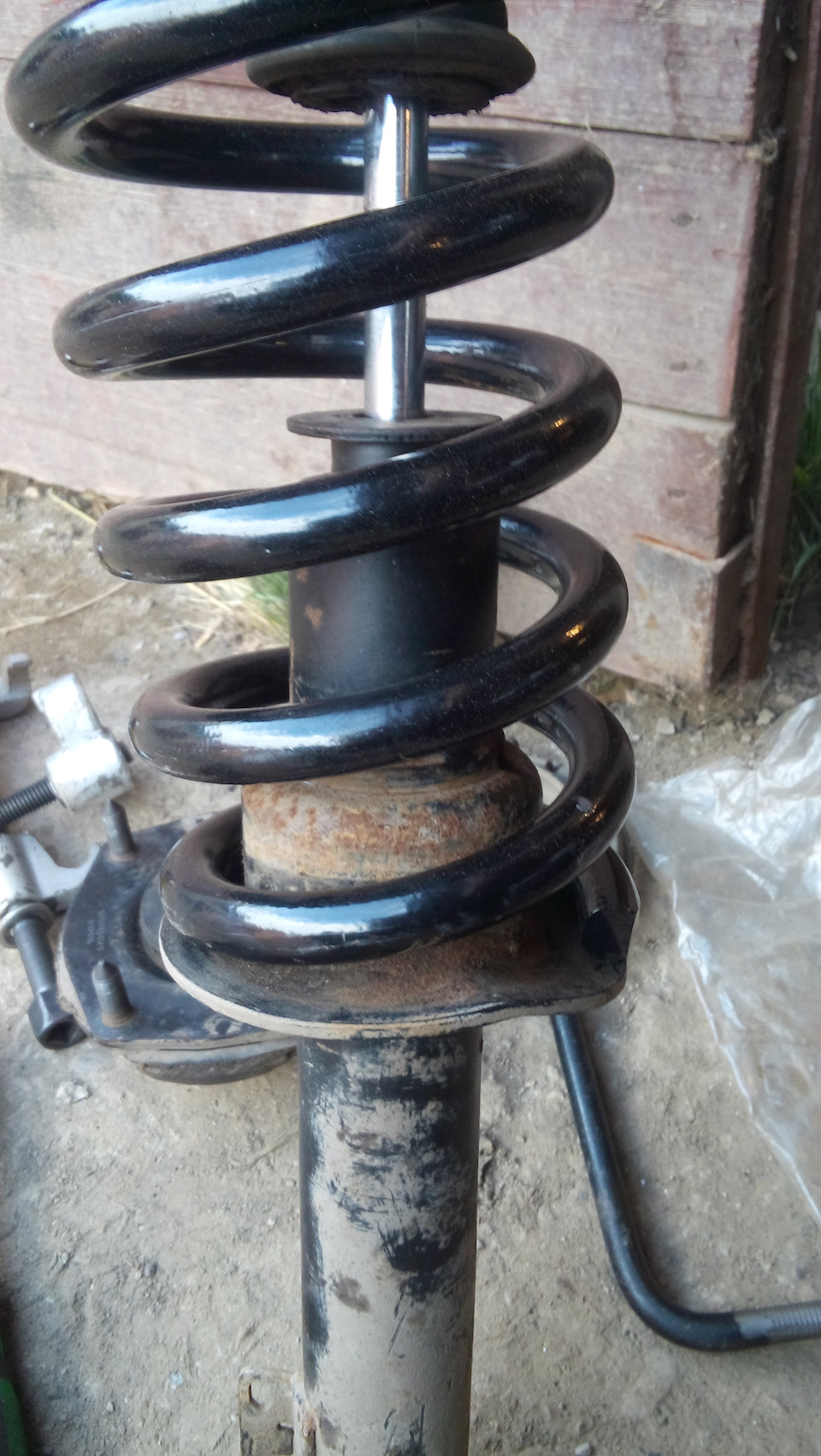 Фобос 57360 на чашке аморта. Если смотреть без изолятора. — Jeep Grand Cherokee (WK)