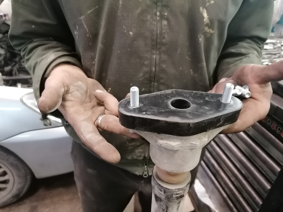 16. Tył: oczyść górną poduszkę amortyzatora; przygotuj element do prac przy szpilkach. — Mercedes B-Class W246/T246