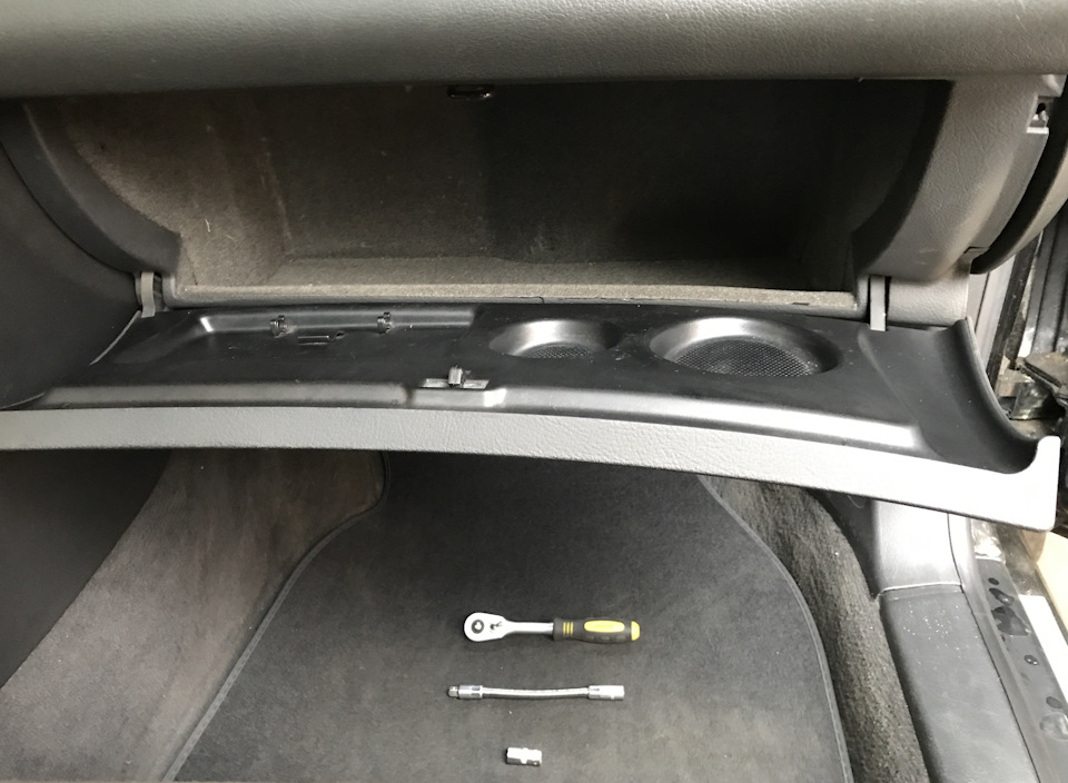 Освобождаем бардачок — Audi Allroad (C5)