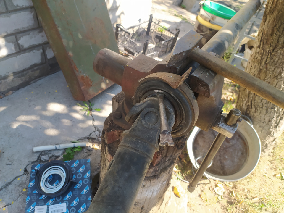 Зажал в тиски. Наставка из отвертки. упер во внутреннюю обойму подшипника, и по кругу выбивал. Чтобы не было перекоса. — Jaguar X-Type