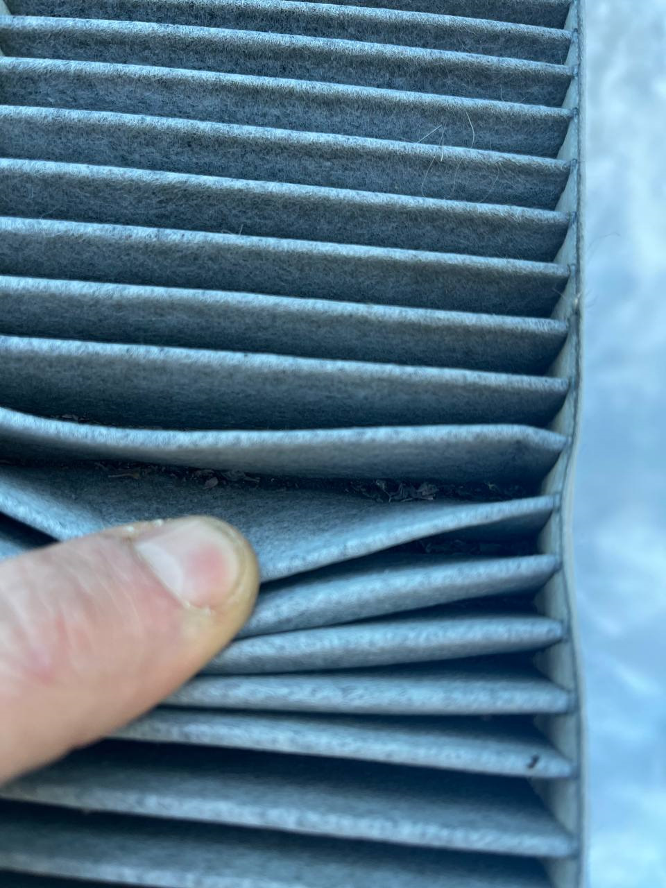 Как видим, фильтра существенно подзабились пылью и грязью. Следовательно, нужно стараться как можно чаще их обновлять) Чтобы дышать только чистым воздухом)) — Audi A6 (C6)