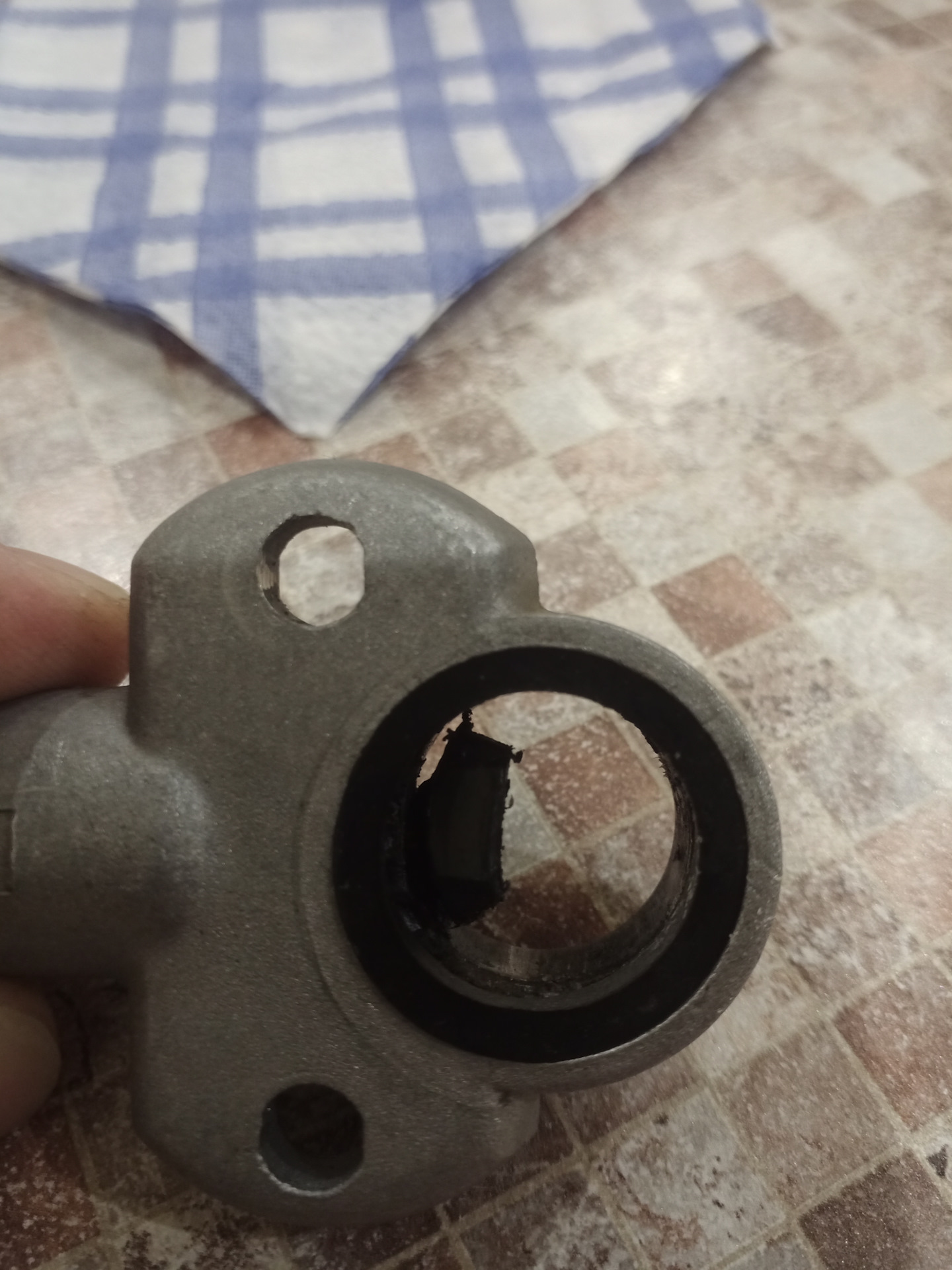 141. Замок спинки заднего сидения — Chevrolet Niva GLX, 1,7 л, 2012 ...