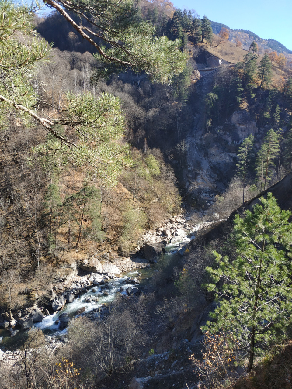 Внизу р. Худес — Mitsubishi Pajero (4G)