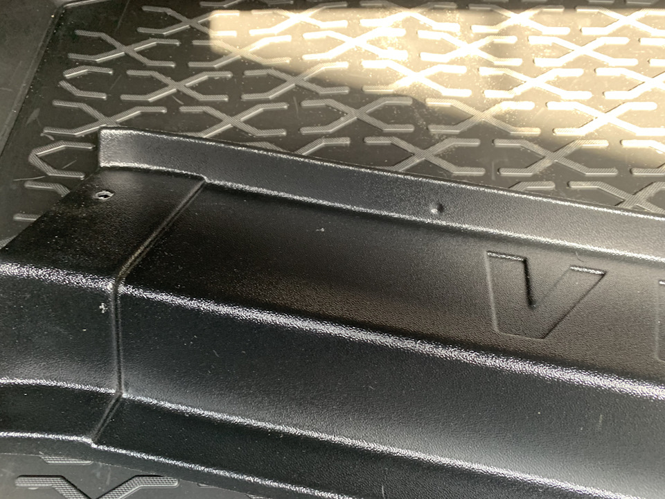 Накладка видно выпуклости под отверстия — Lada Vesta (1G)