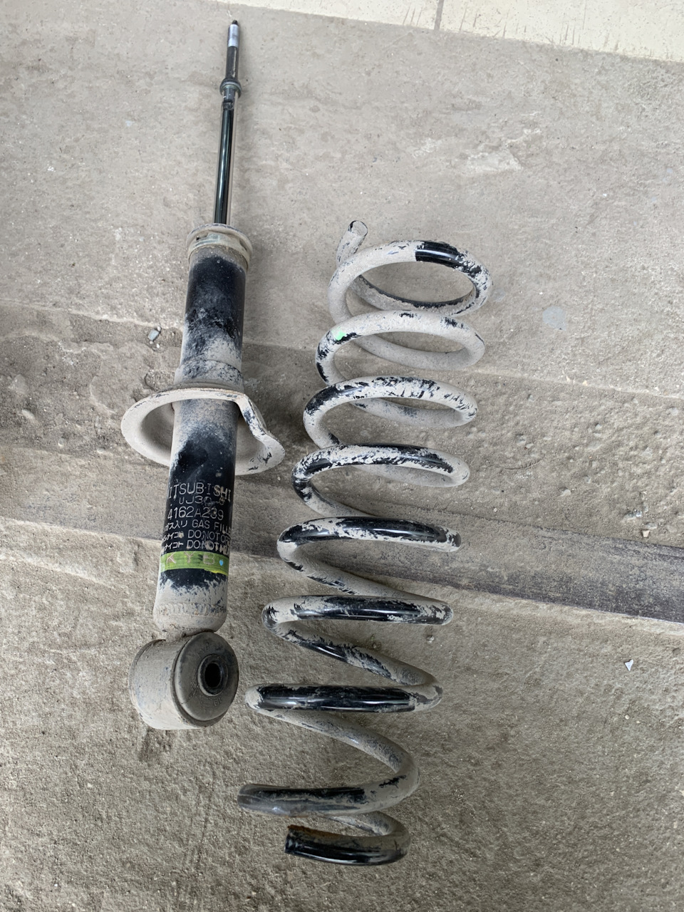 Старый, но живой амортизатор и пружина — Mitsubishi Outlander (3G)