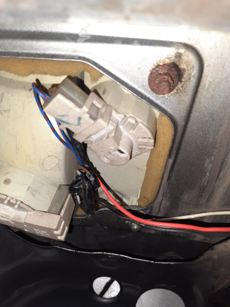 Белый провод внизу это масса — Audi 80 (B3)