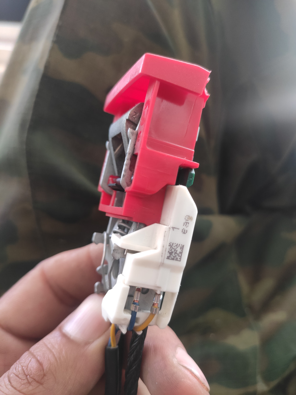 Замок ремня. Белая фишка, то что нам надо поправлять. — Chevrolet Cruze (1G)