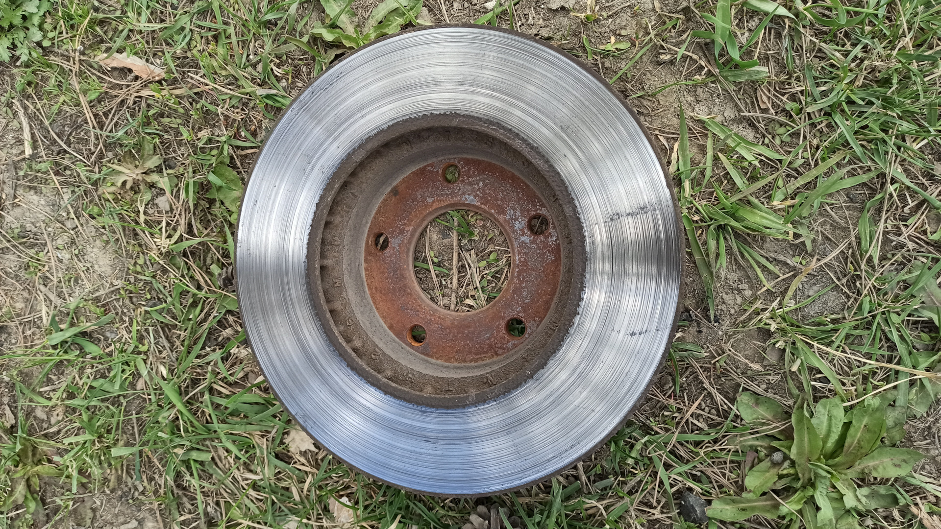 Проточил передние тормозные диски. Вибрация при торможении ушла ...