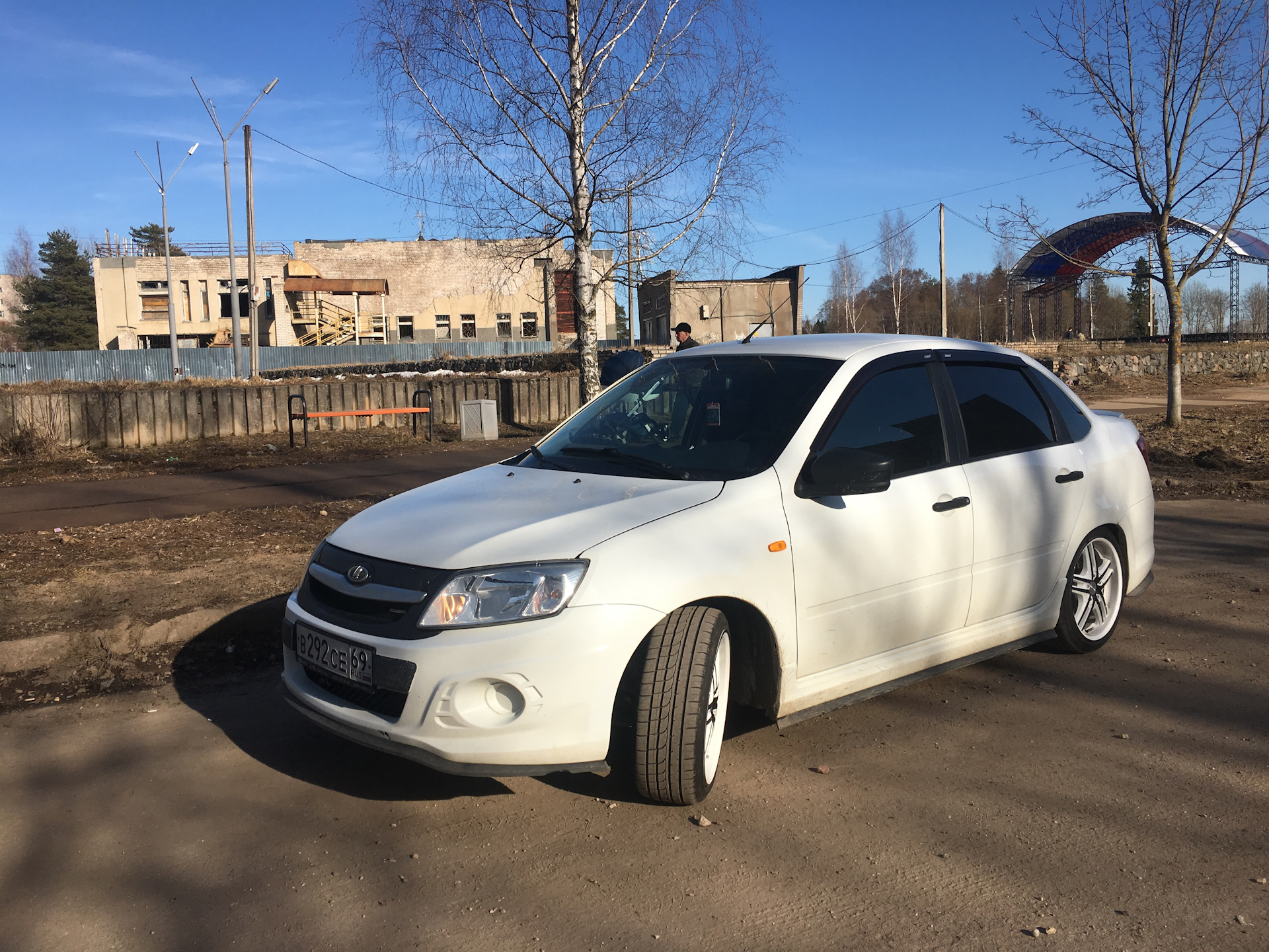 Гранта на ходу. Лада Гранта на стиле. Лада Гранта Drive Active стенс. Белая Гранта седан на стиле.