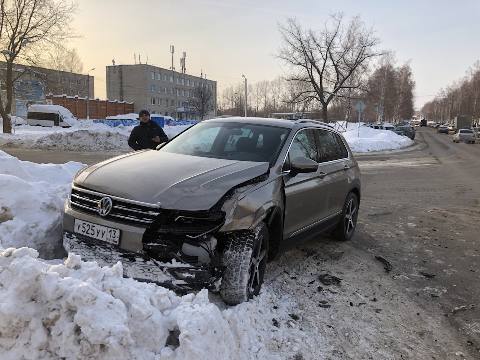 Фото разбитого туарега