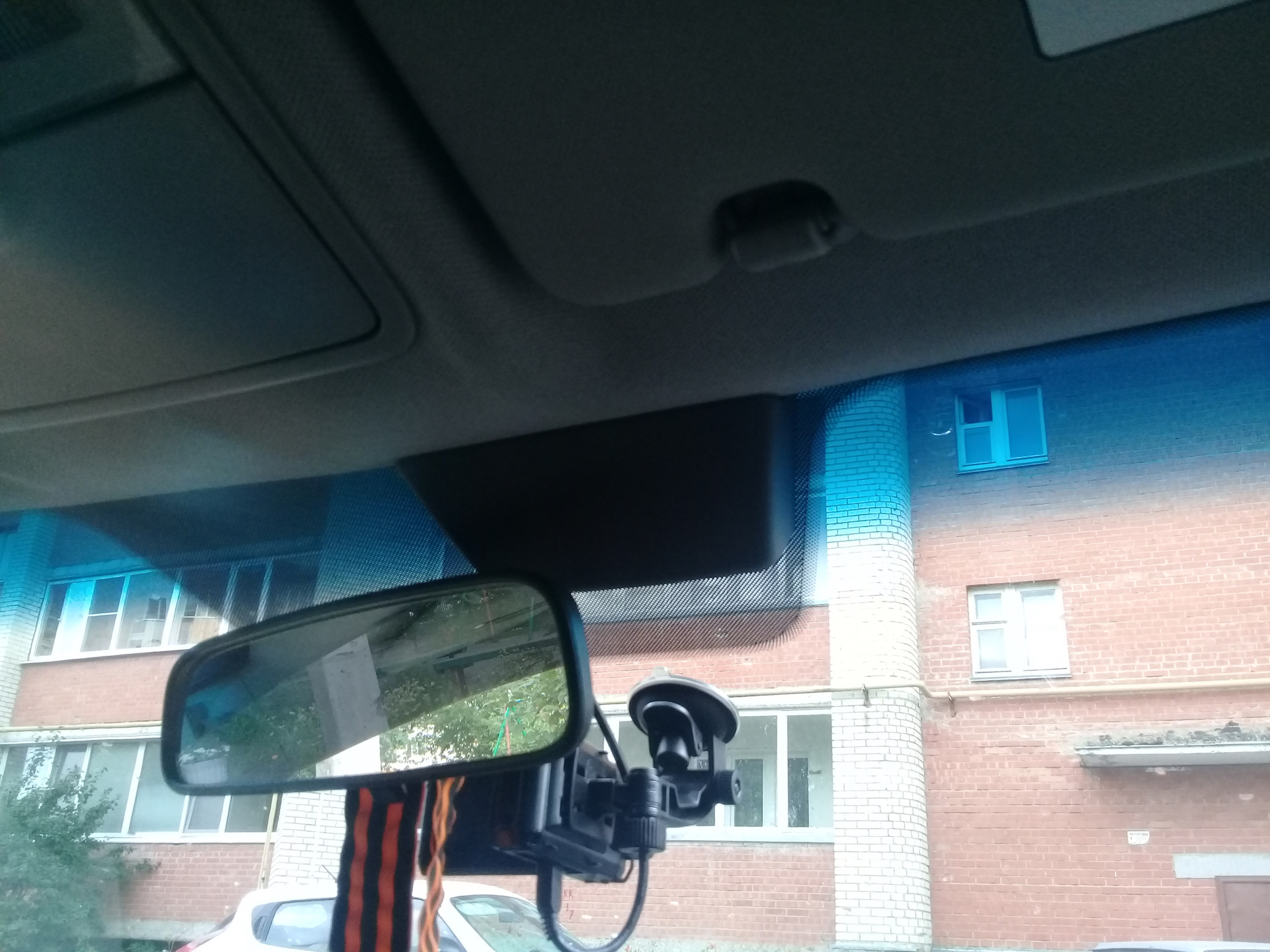 Обогрев лобового солярис. Hyundai Solaris 2014 датчик дождя. Hyundai Solaris 2014 лобовое стекло под датчик дождя. Датчик света Солярис 1. Лобовое стекло Солярис 2012 датчик дождя.