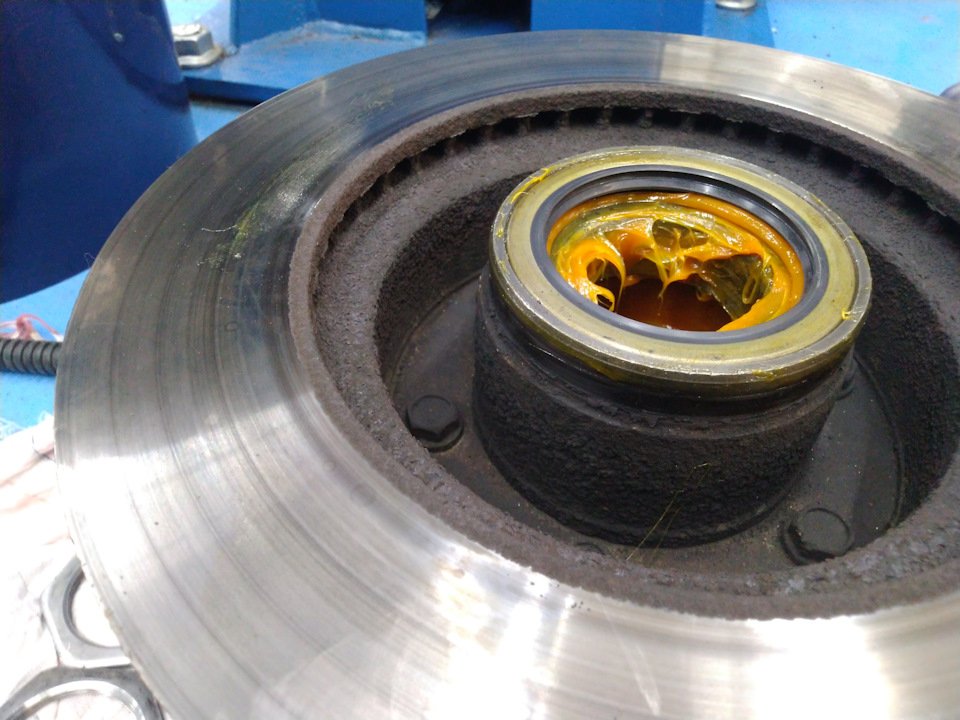 берём ступицу, с аккуратно забитым сальником (честно — лень было в пресс тащить)) сальник абсолютно адекватно сажается с молотка, если не перекашивать) — Toyota Hilux Surf (2G)