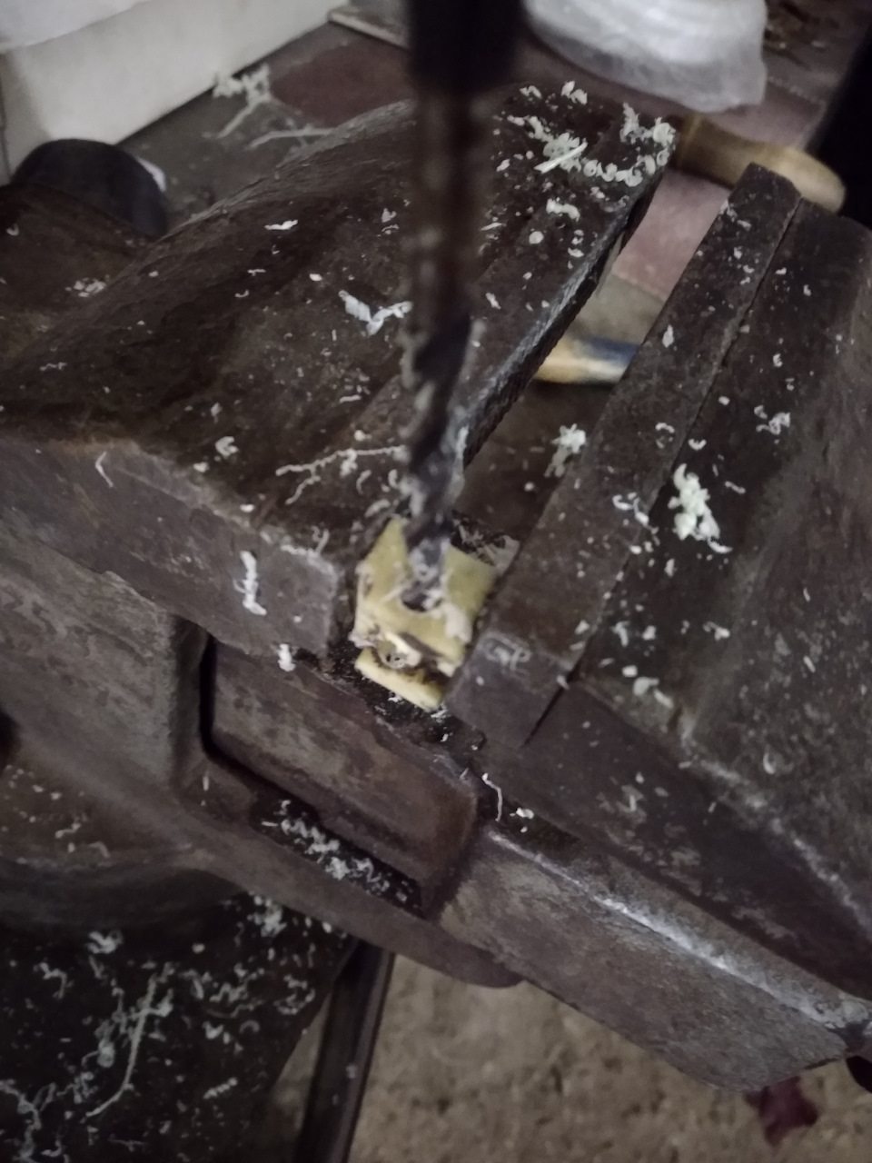 Сверлим (не по центру, а чуть ближе к краю). Мне было удобно зажать в тисках, просверлить с одной, потом с другой стороны — Toyota Corolla (160)