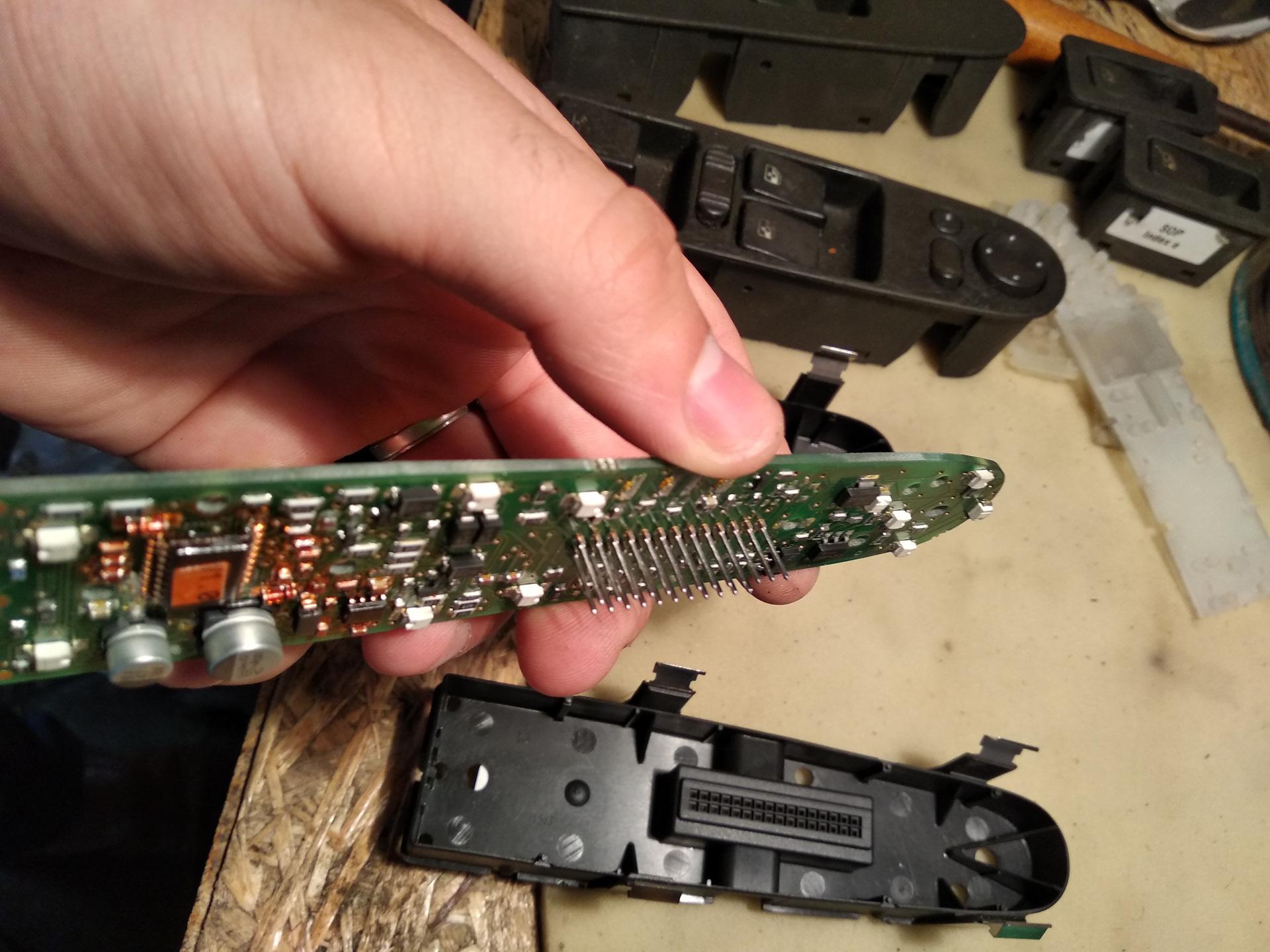 Кнопка на плату. Кнопки для плат стеклоподъемника. Чистка кнопки. Чистка кнопок стеклоподъемников. A2338 macbook pro 13 клавиатура.