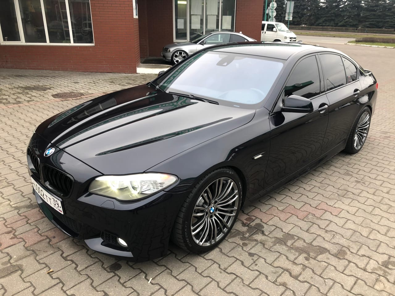 Цвет карбон шварц. BMW f10 Carbon Schwarz. Carbon Schwarz BMW. Карбон Шварц металлик БМВ. Шварц карбон цвет BMW.