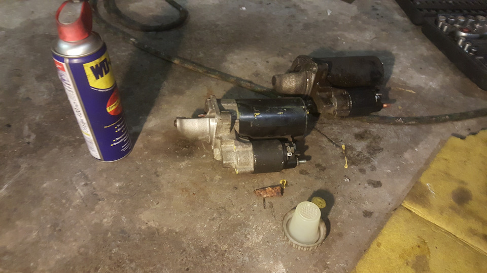 левее — новый стартер, правее лежит только что снятый — BMW 5 series (E34)