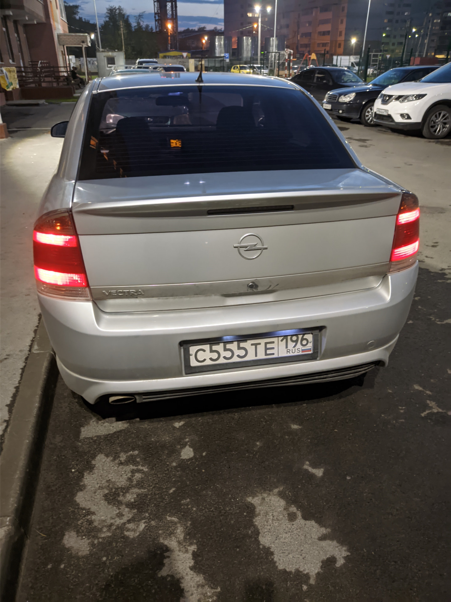 Широкие номерные рамки, раздвоенные габариты, небольшой косяк — Opel ...