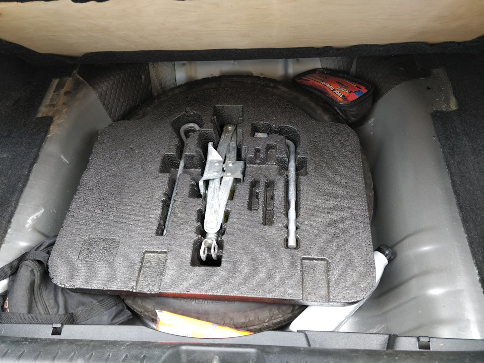 Под полом — Honda Civic 4D (8G)