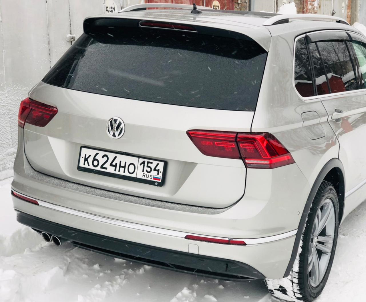 Замок багажника тигуан 2. Дверь багажника Тигуан 1 Tiguan Москва. Локальный окрас крышки багажника Тигуан. Кнопка открытия багажника Тигуан 2.