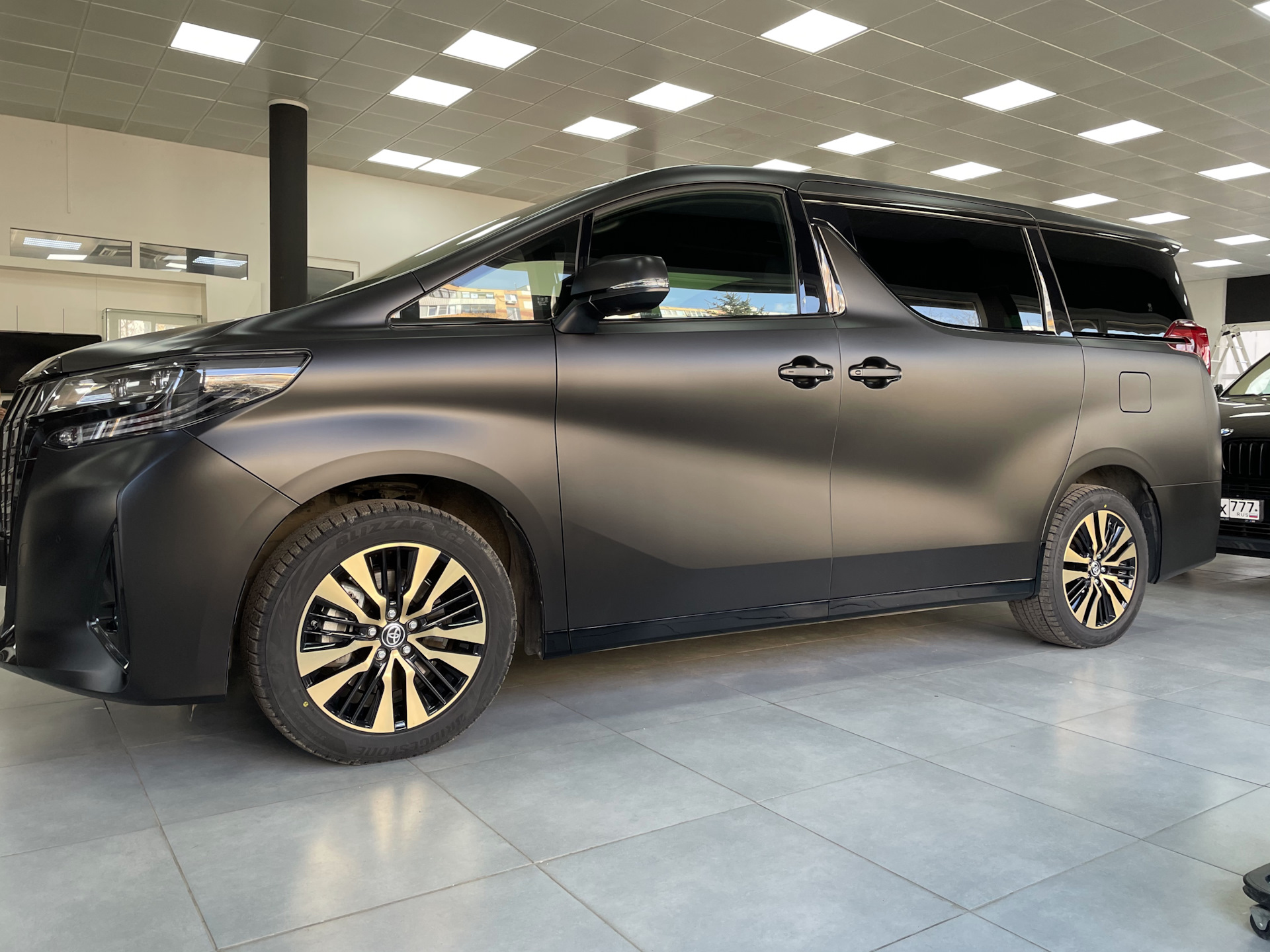 Тойота альфард бензин. Тойота альфард антихром. Альфард винил. Toyota Alphard тонированный передние фары.