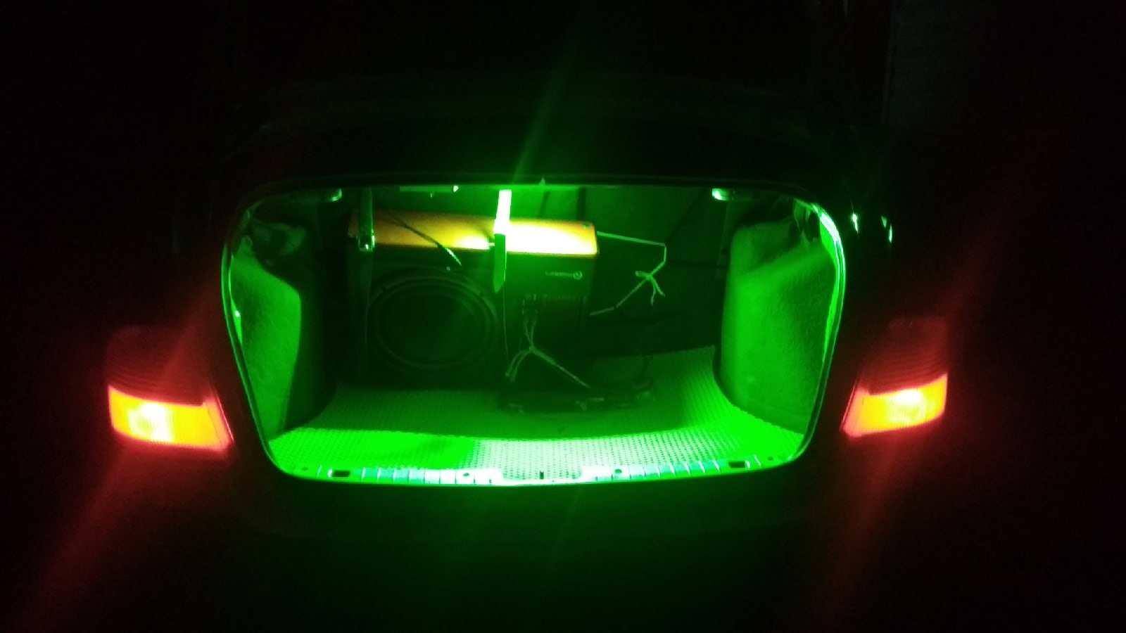Ли подсветка. Подсветка багажника Калина 1 универсал. Подсветка багажника Калина 1 седан. Подсветка багажника Калина седан.