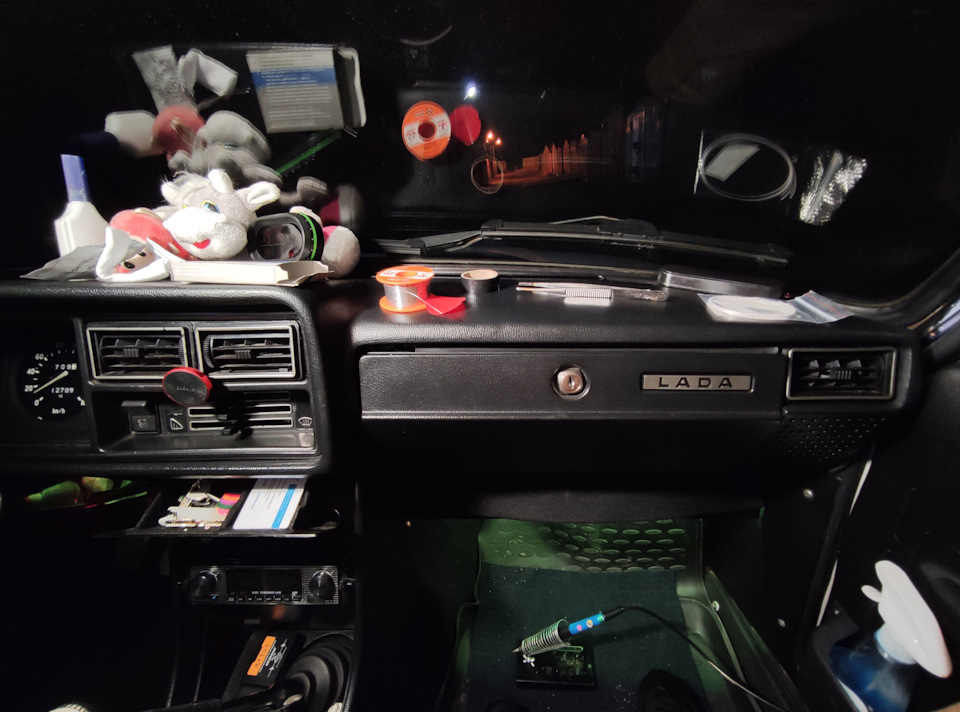 Естественно, как и всё таинственное и загадочное, установка антенны происходит в кромешной тьме) — Lada 210740