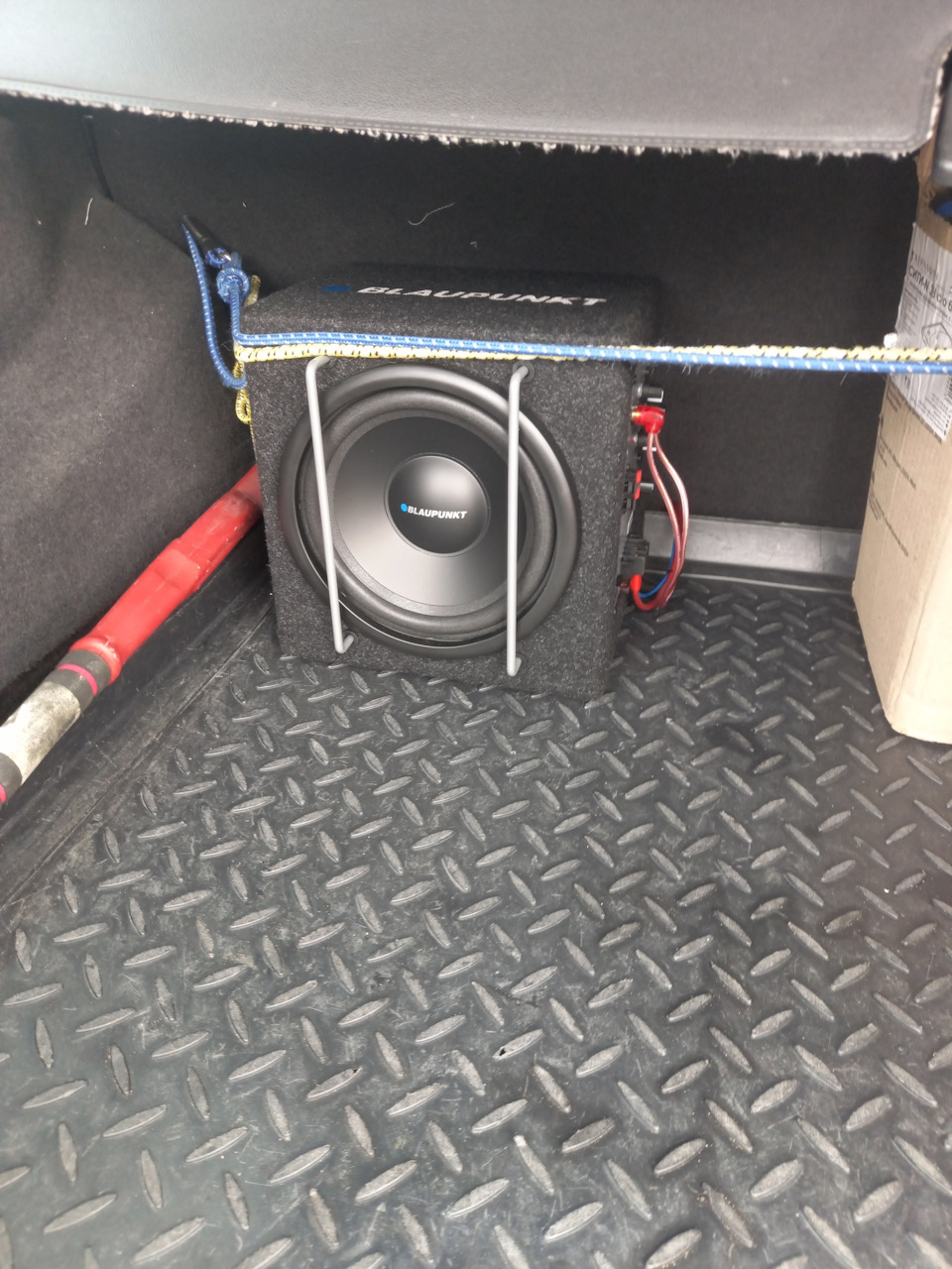 Установка активного сабвуфера Blaupunkt GTb 8200 A к штатной магнитоле ...