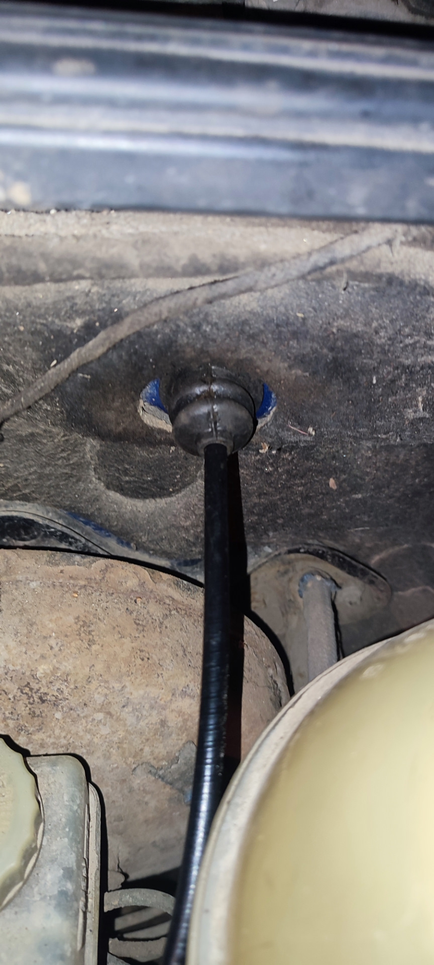 Замена троса спидометра на улице при +4 — Volkswagen Passat B3, 1,8 л ...