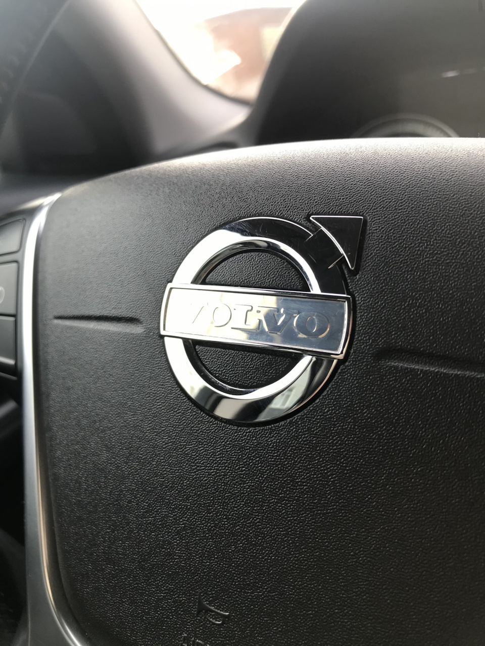Эмблема на руле — Volvo S80 (2G), 2,5 л, 2012 года | стайлинг | DRIVE2