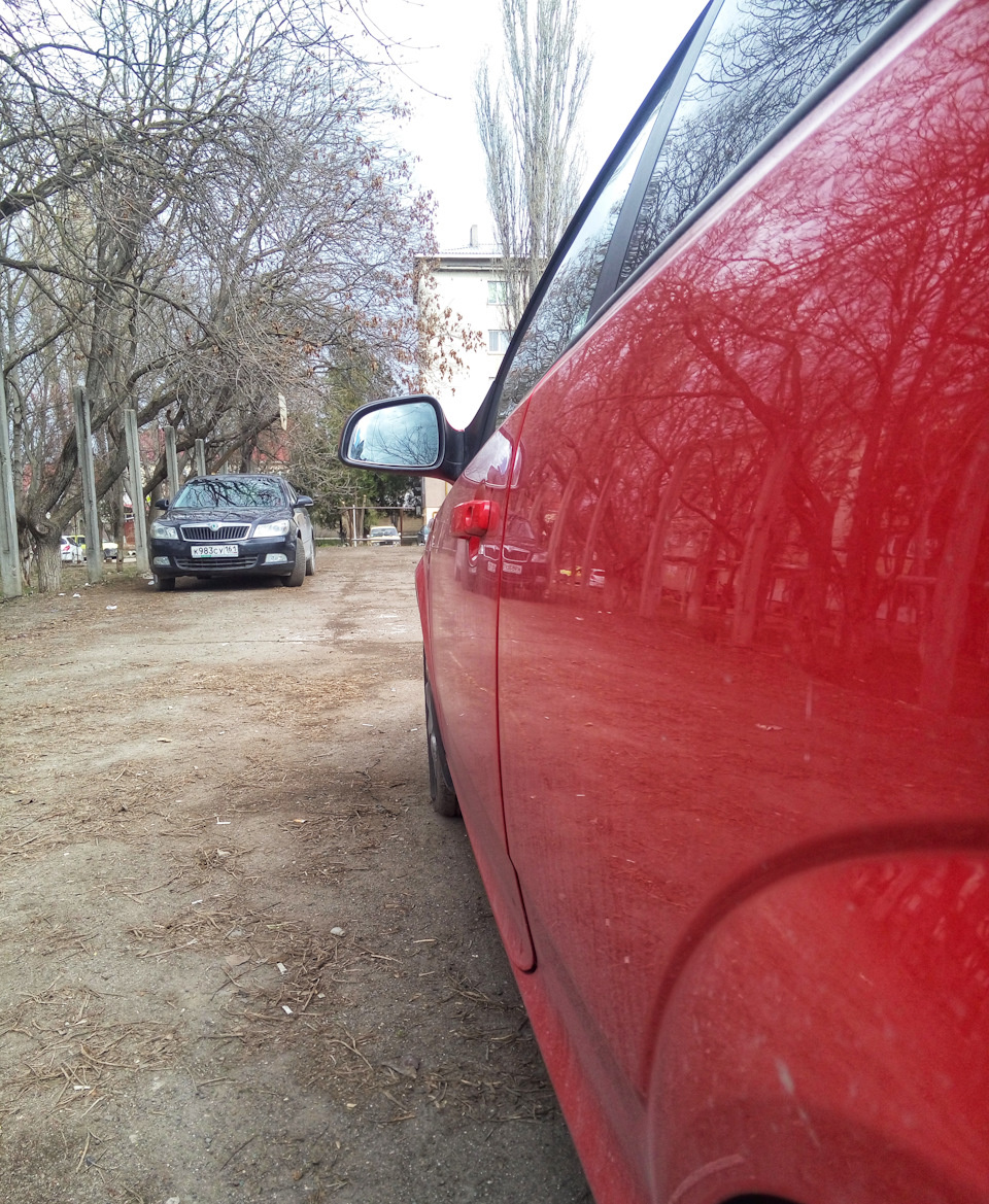 Водительская дверь до регулировки. Плоскость ушла, уголок внизу топорщится. — Opel Astra H GTC