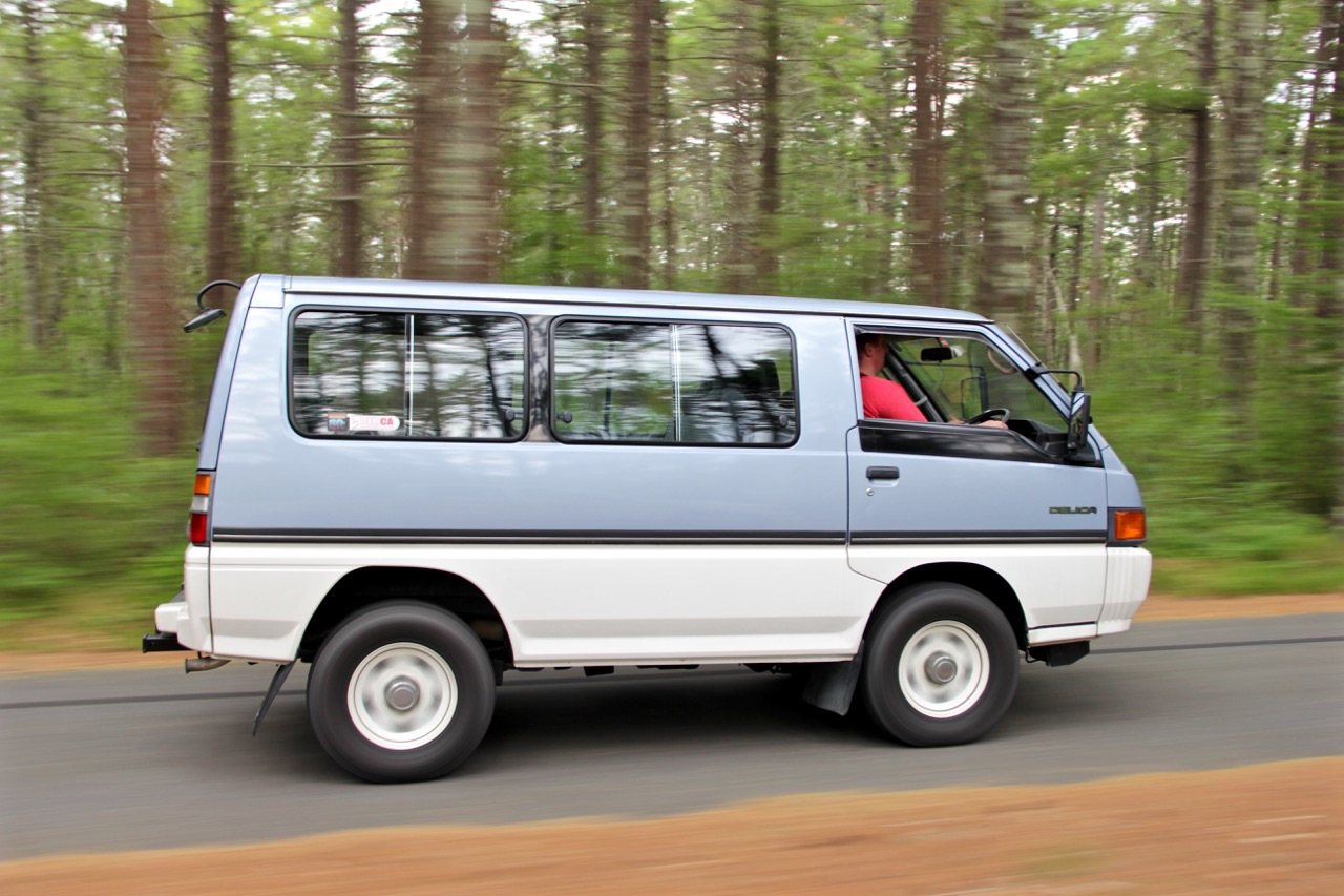 Мицубиси 1989 года. Mitsubishi Delica 3 поколение. Mitsubishi Delica 1986 Starwagon. Mitsubishi l300 Delica автодом 1986. Mitsubishi l300 Express 4wd люк.