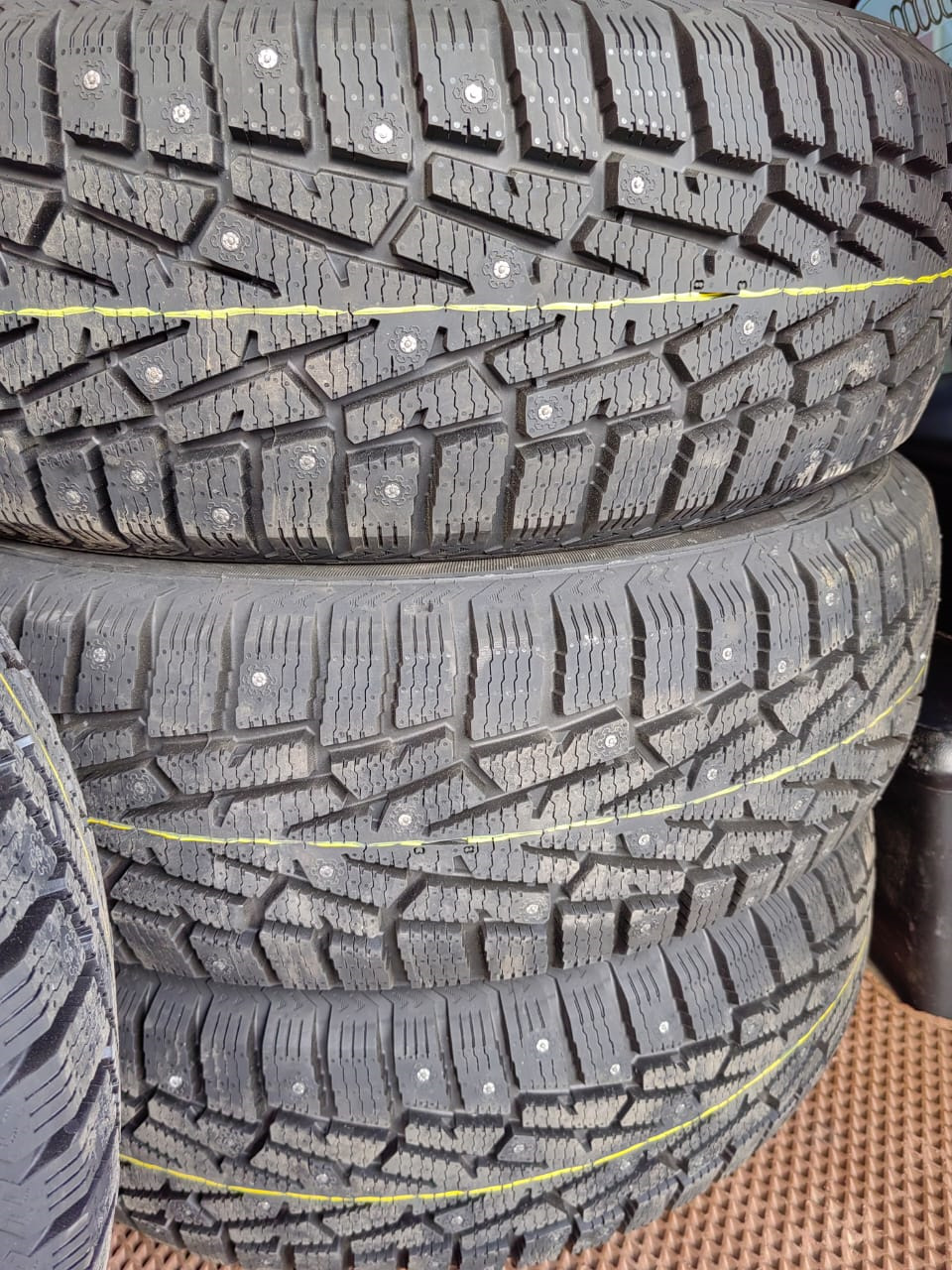 Купил жене резину на зиму (Шины ш 235/65Р17 Cordiant Snow Cross 108Т а ...
