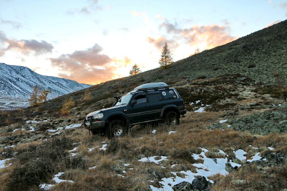 Игорь выбрал красивое место для парковки на ночлег. Да и то верно, сегодня дальше уже точно не поедем — Toyota Land Cruiser 80