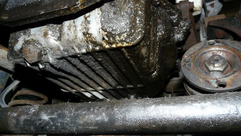 Уаз патриот течь масла. УАЗ 409 двигатель течет масло из крышки двигателя. Масляный радиатор УАЗ 3303. УАЗ Патриот потекло масло.