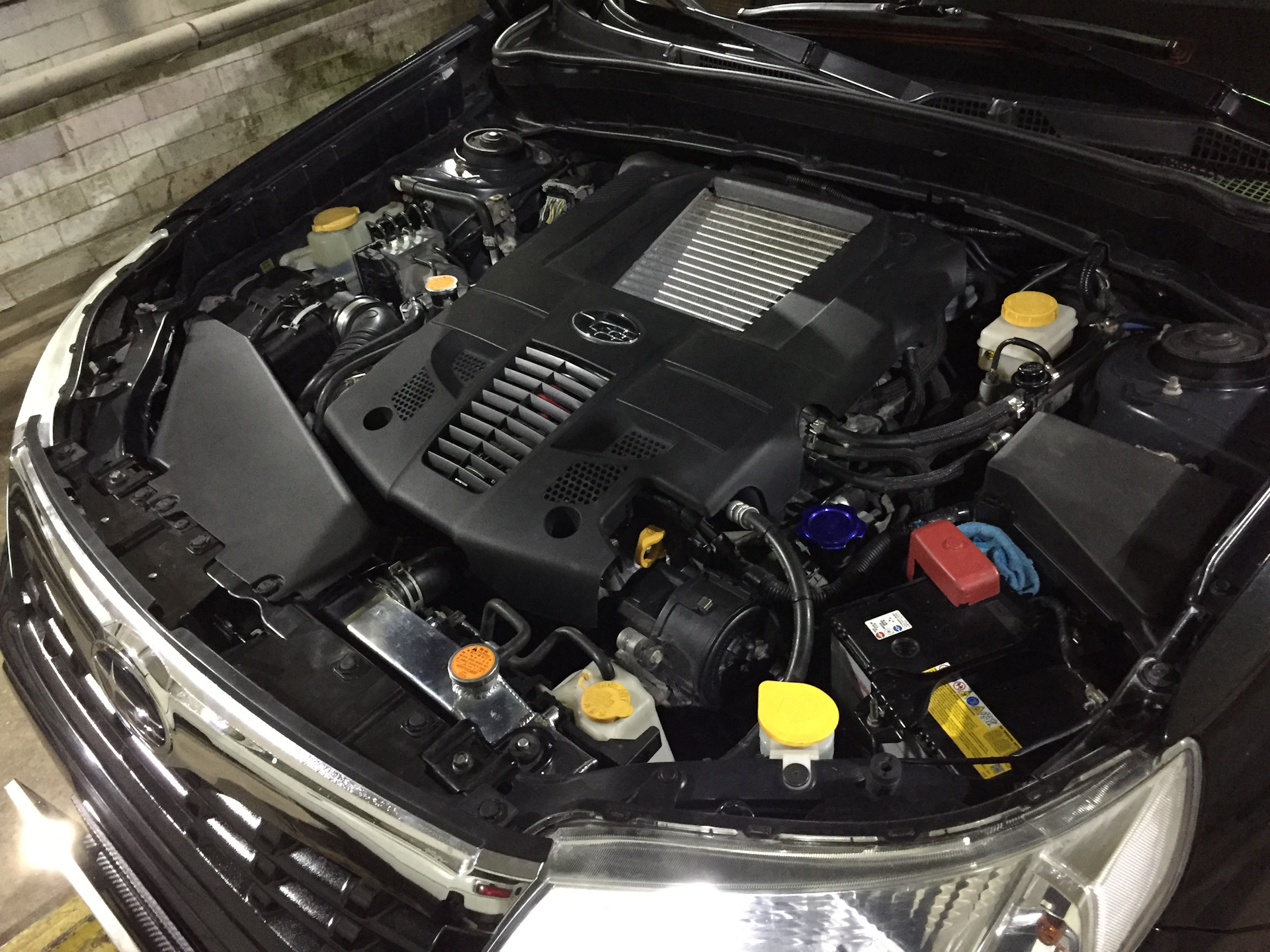 Мотор форестер sh. Радиатор AJS Subaru Forester sh. Subaru Forester sh 2012 двигатель. Форестер sh замена радиатора охлаждения. Топливные фланги на Субару Форестер 2.5 турбо 230л.с