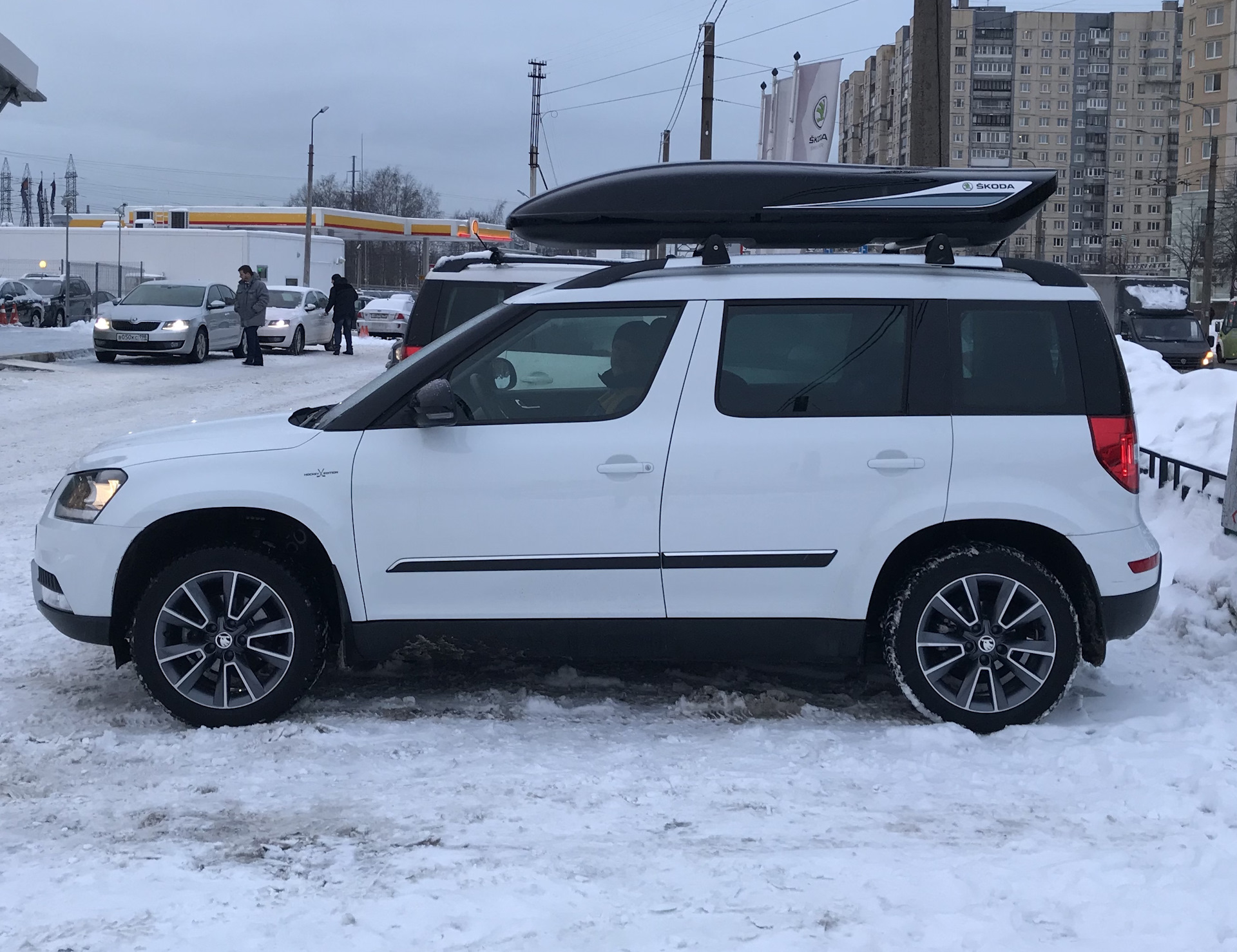 Крыша йети. Skoda Yeti автобокс. Thule Skoda Yeti. Бокс Thule Yeti Skoda. Бокс на шкоду Йети.