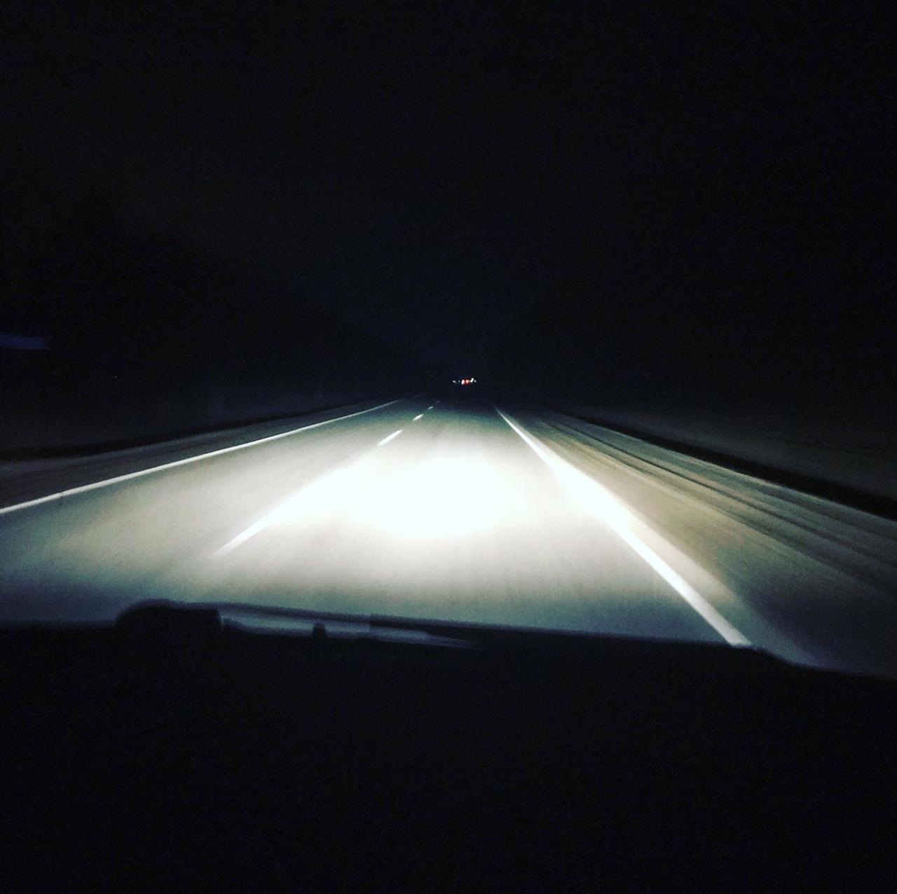 Света в машине год. Гмошьный свет на авто. Белый свет на машине. Мощный свет на авто границей линзы. Головной яркий свет автомобиля.