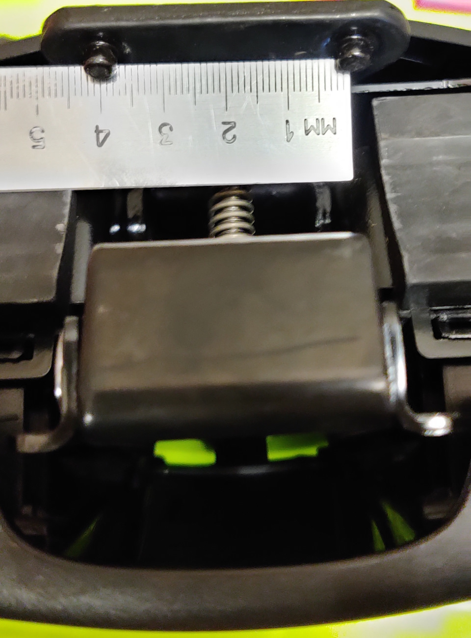 При изучении этих дуг выяснилось что vag опять подложил свинью 😀. Три лапы имеют прижимную пластину с двумя штырями с межосевым расстоянием 40 мм. — Volkswagen Tiguan (1G)