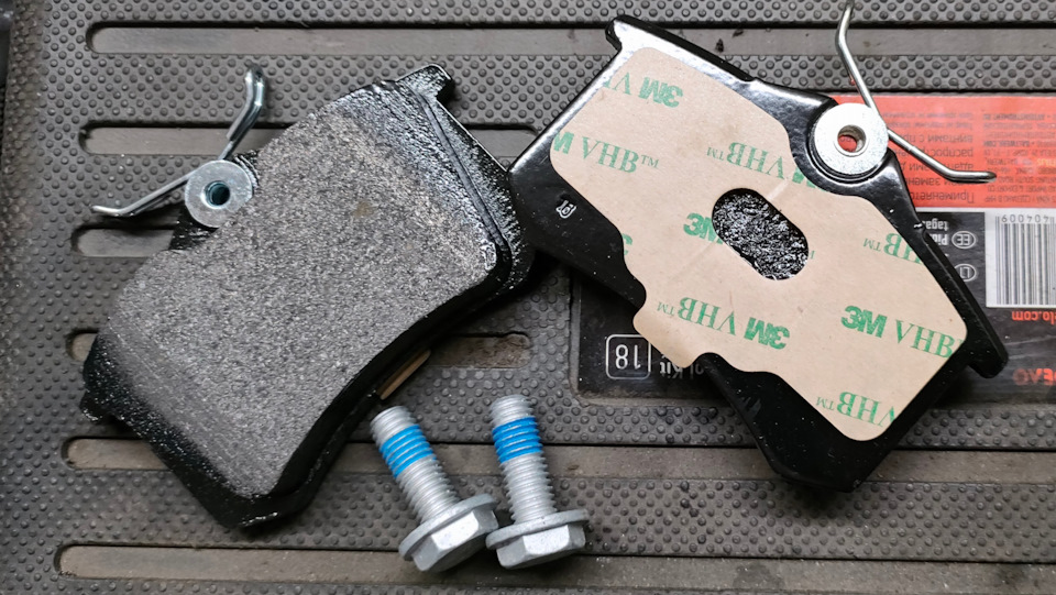 На задних колодках клейкий слой, в комплекте новые болты направляющих. — Volkswagen Polo Hatchback Mk5