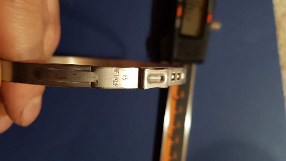 Оригинальные хомуты (oetiker): N10434402 — 59 мм, N10766002 — 85 мм. Не потребовались — Audi A6 (C7). Запчасти на фото: N10434402, N10766002