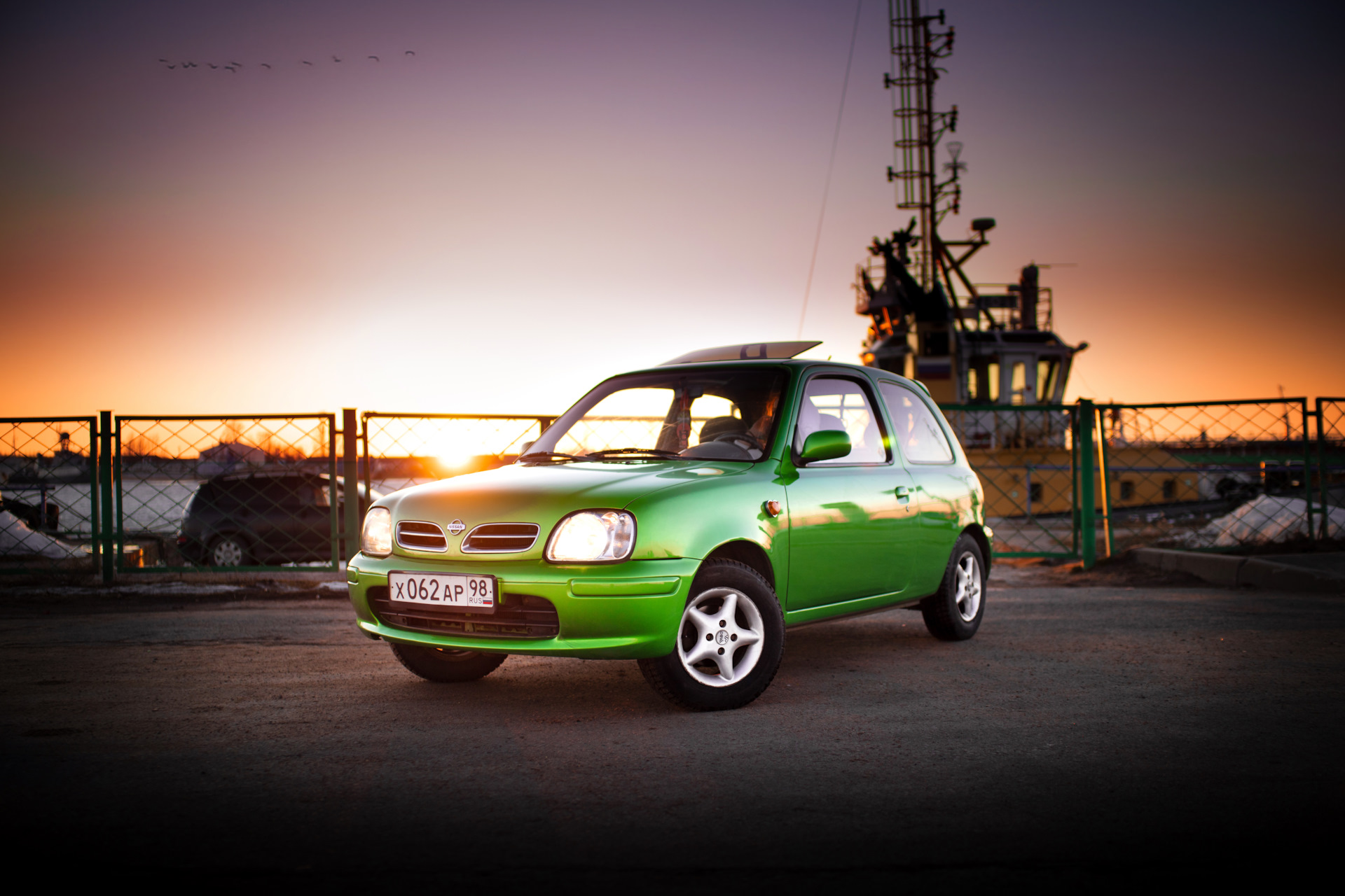 Nissan Micra на фоне моря