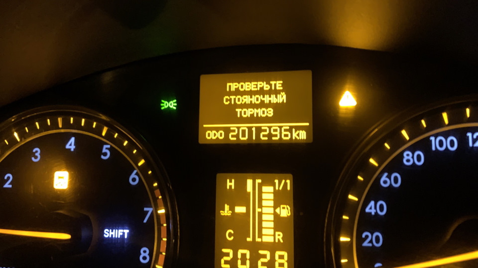 Toyota Avensis троит. Воняет бензином — DRIVE2