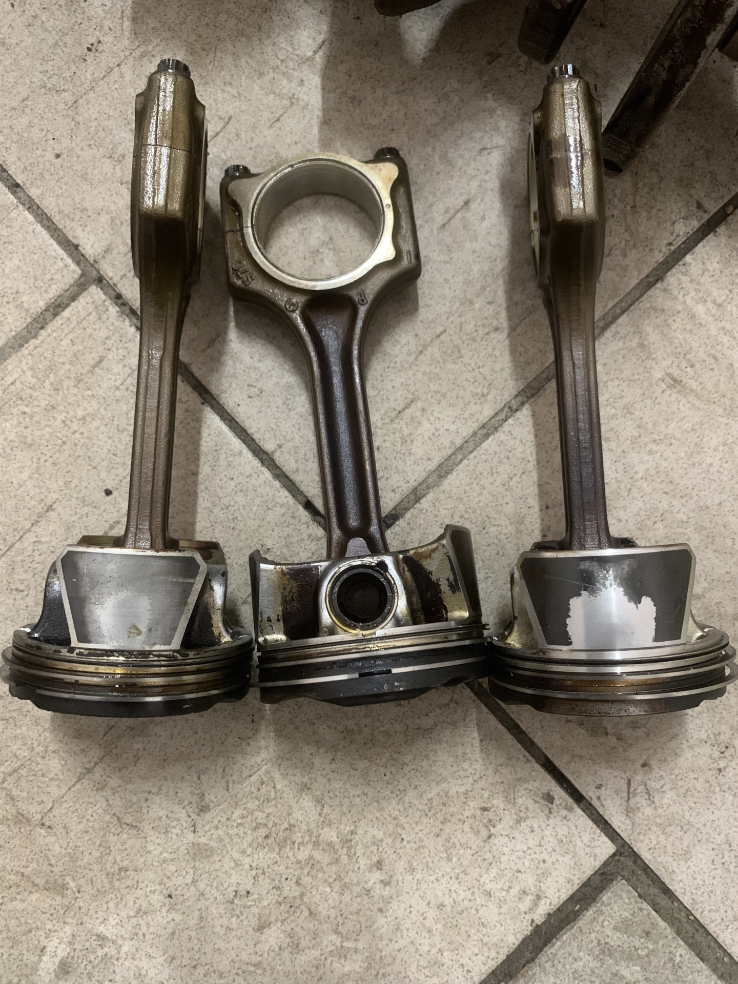 Шатун двигателя в6ик g64b. Обрыв шатуна. Гидроудар двигателя. Провернутый шатун rvr. Обрыв шатуна.